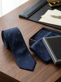 Conjunto corbata y pañuelo marino calaveras verde