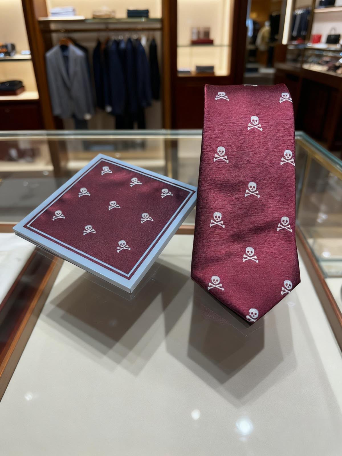 Corbata y pañuelo burdeos con estampado de calaveras en blanco