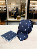 Conjunto corbata y pañuelo azul marino con calaveras blancas