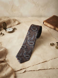 Corbata paisley con fondo chocolate