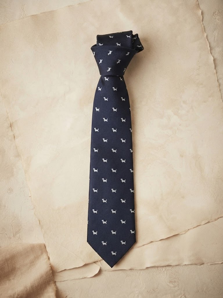 Corbata marino con perrito teckel blanco