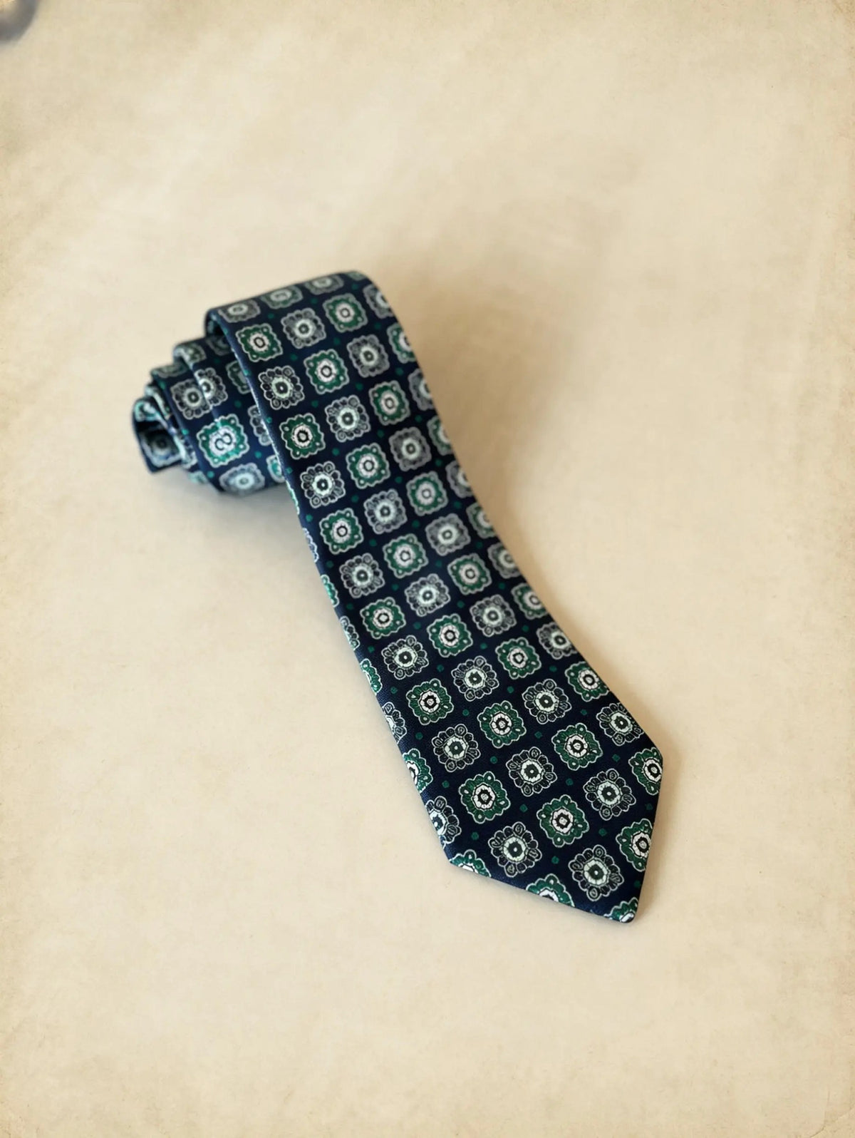 Corbata motivo geométrico marino y verde