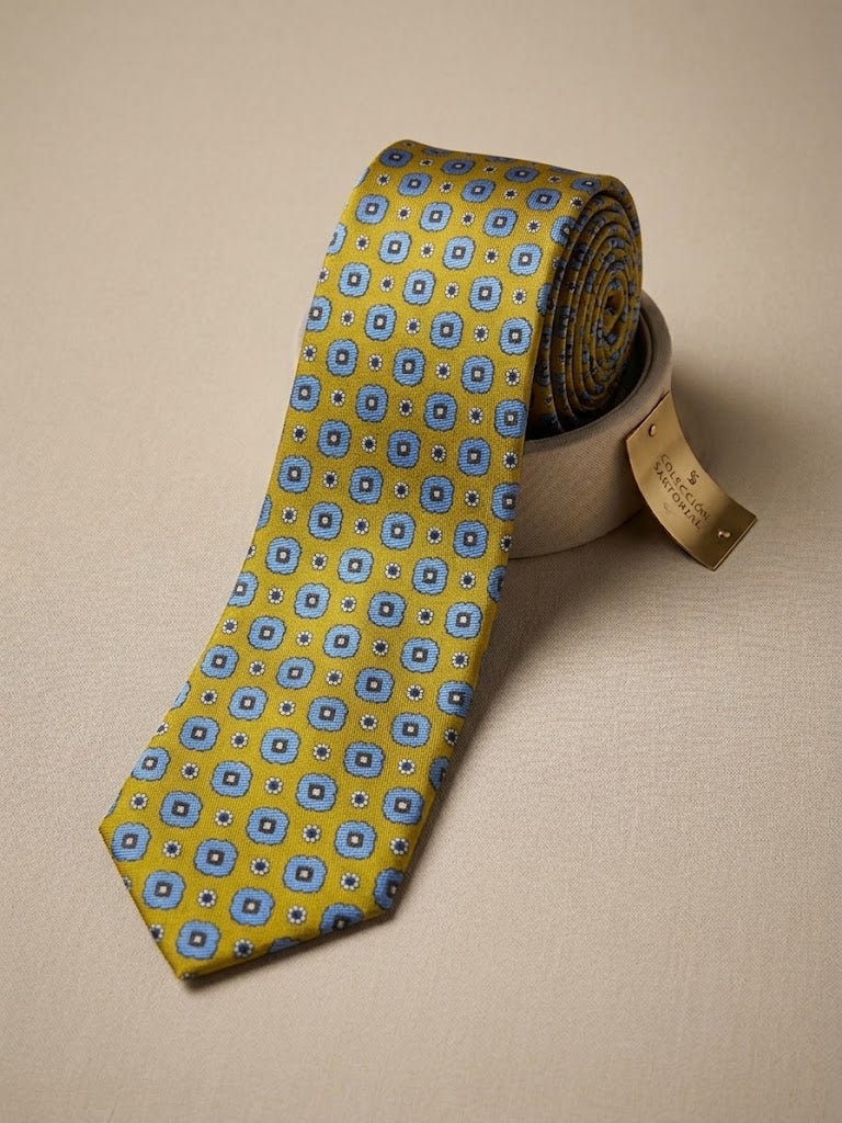 Corbata amarilla con estampado de mosaico azul