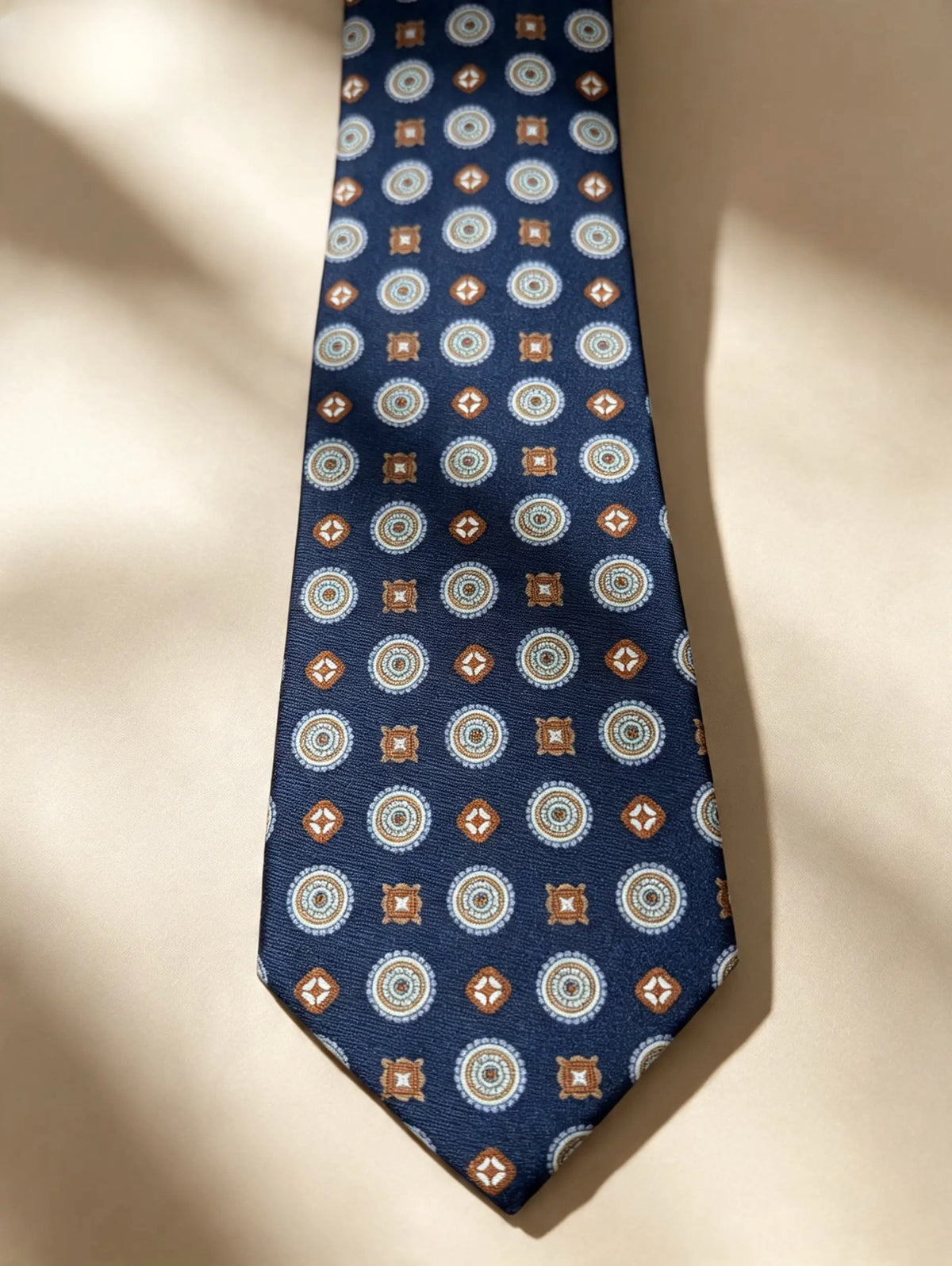 Corbata azul marino con mosaico en celeste