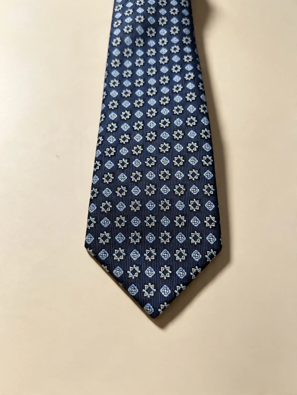 Corbata azul marino con detalle azul y blanco