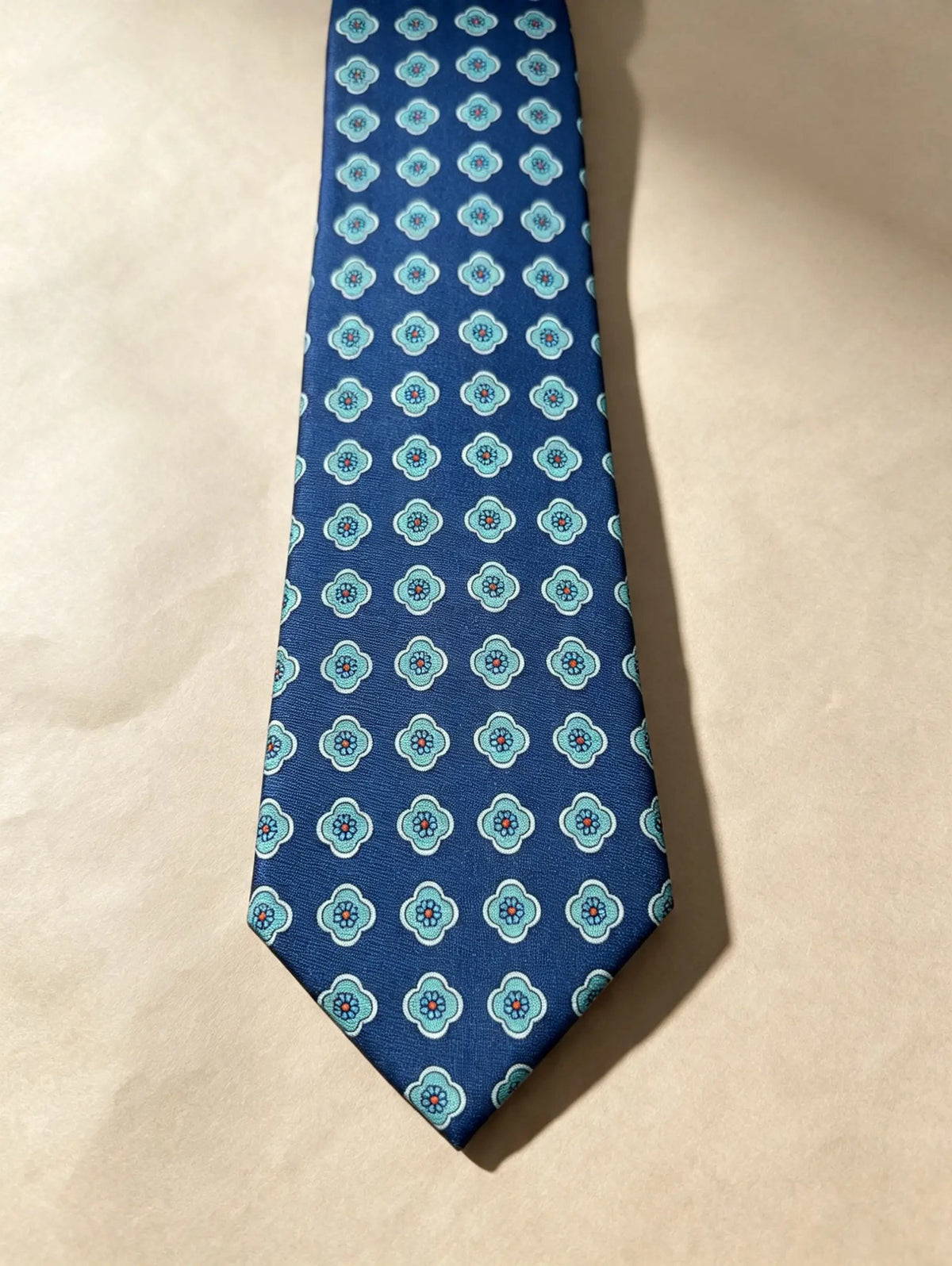 Corbata azul con mosaico de círculos celeste