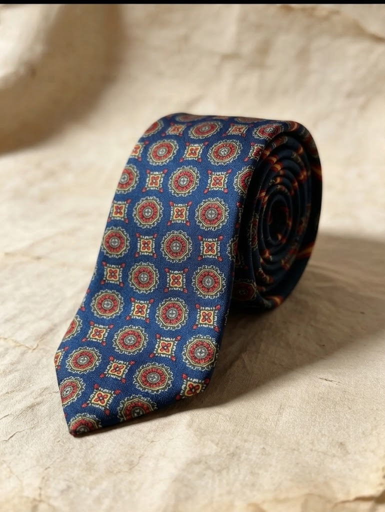Corbata azul con detalle mosaico en rojo