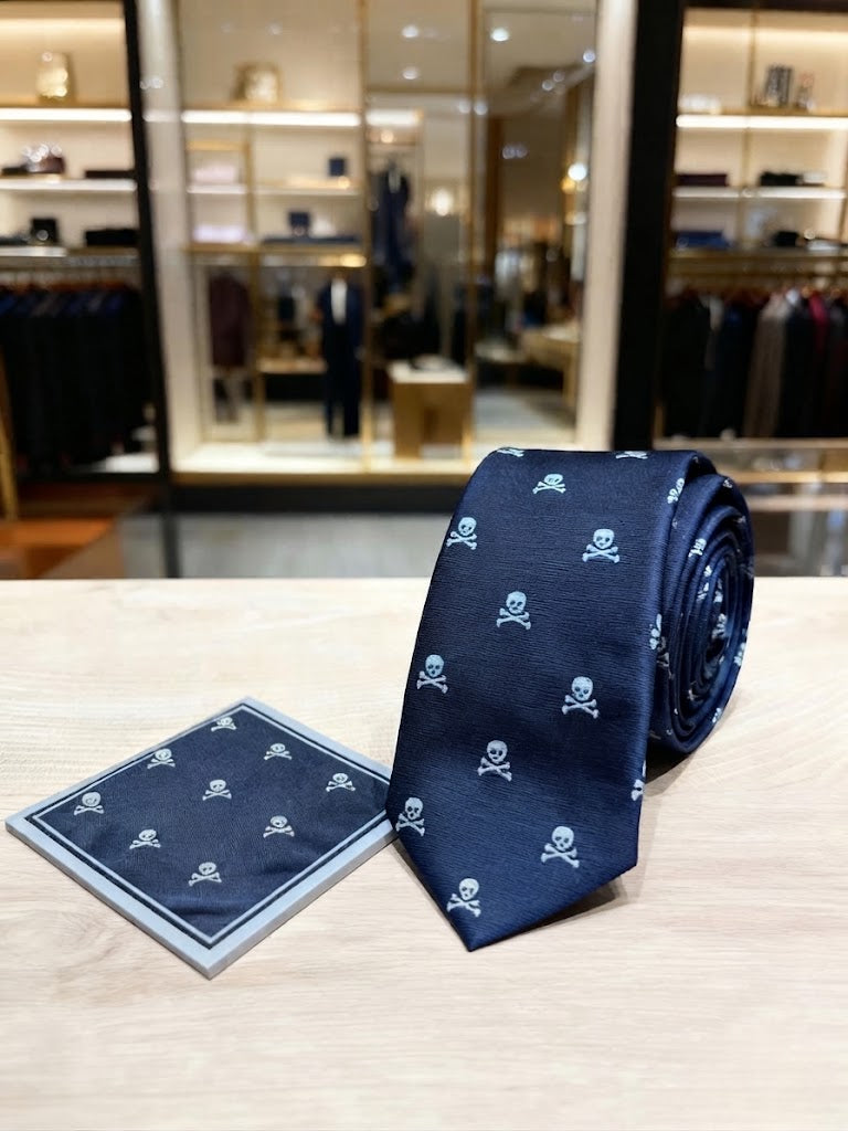 Conjunto de corbata y pañuelo con calaveras en celeste