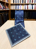 Conjunto de corbata y pañuelo azul marino con estampado de raquetas celestes