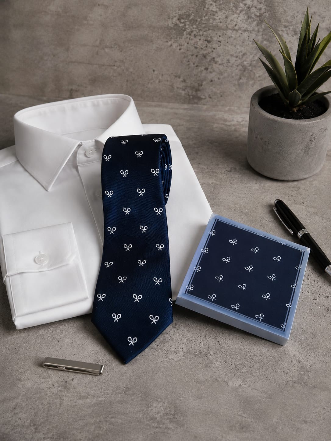 Conjunto azul marino corbata y pañuelo raquetas